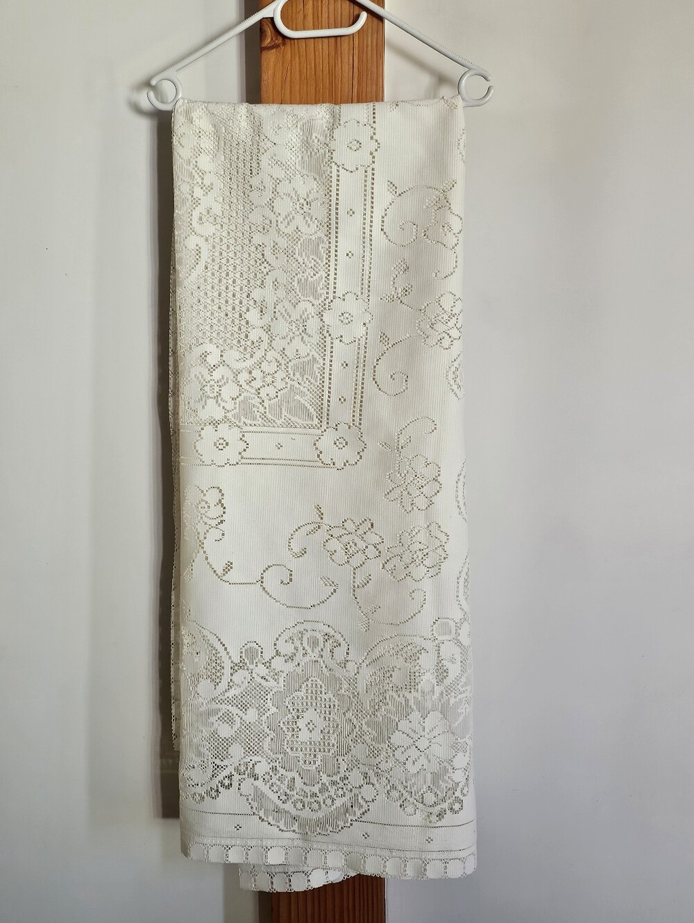 Elegant Cream Lace Tablecloth